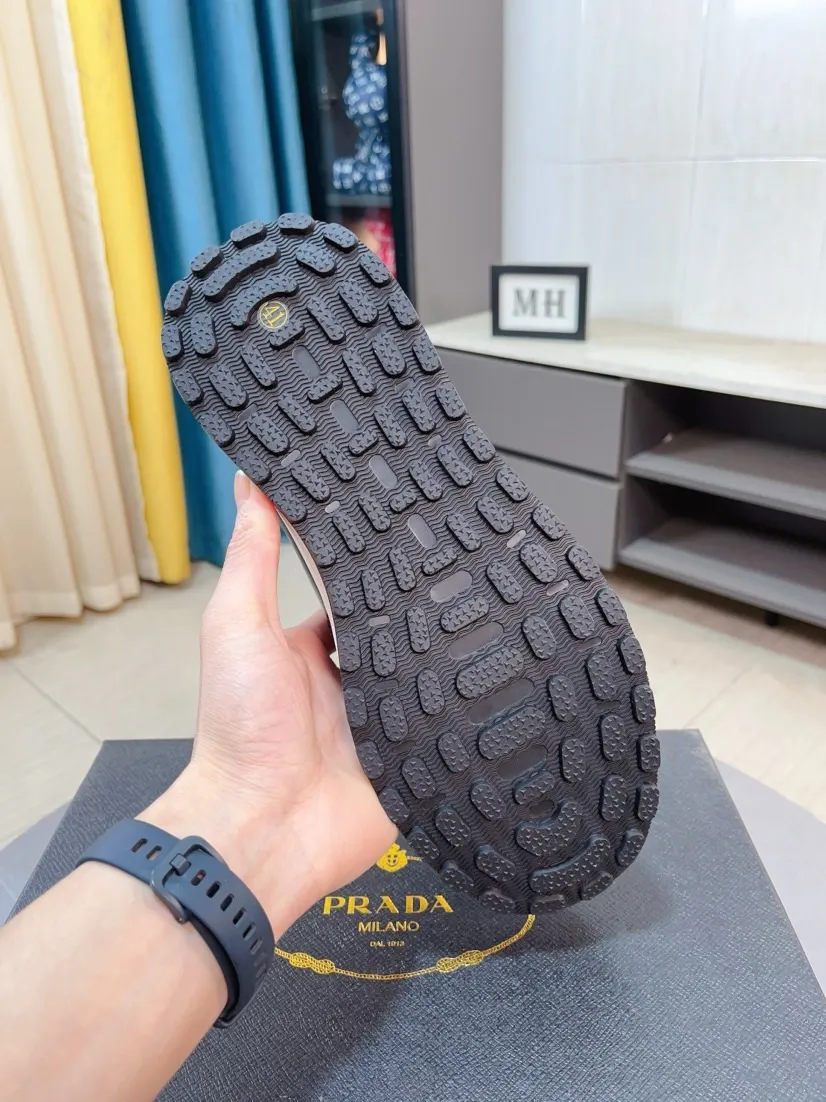Men's shoes 💰420🌹🌹High-quality new Prada counters are launched simultaneously. The new men's shoes and 😘fabrics are selected from imported mesh and glue-spraying technology. Imported cowhide lining. 👍🏿High-end☄️Open-molded non-slip rubber outsole, exquisite lines, simple and elegant, comfortable and high-end for leisure travel. Code number: 38 to 44
